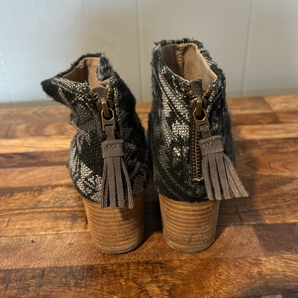 TOMS Suede Ankle Booties, Western, Block Heel, Gray, Black, Gently Used, Size 8 - Picture 6 of 14